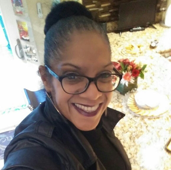 Meet Your Plus Size Posher Extraordinaire - Picture 2 of 4